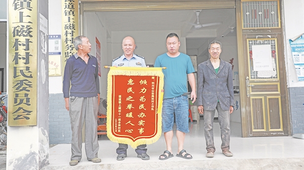 自費(fèi)買(mǎi)輛二手車一年“跑腿”十萬(wàn)里 “跑跑書(shū)記”樂(lè)為4000多名村民KAIYUN辦實(shí)事(圖2)